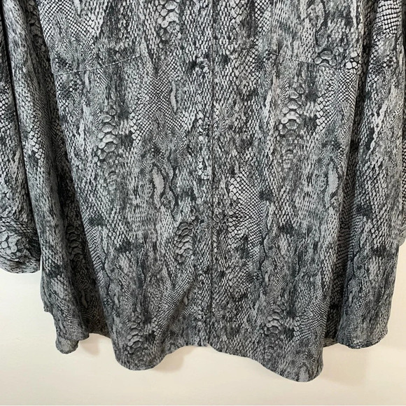 Torrid Top Blouse Woman‎ 4X  Snake Print Button Front Half Roll Tab Sleeve Light - Picture 7 of 10